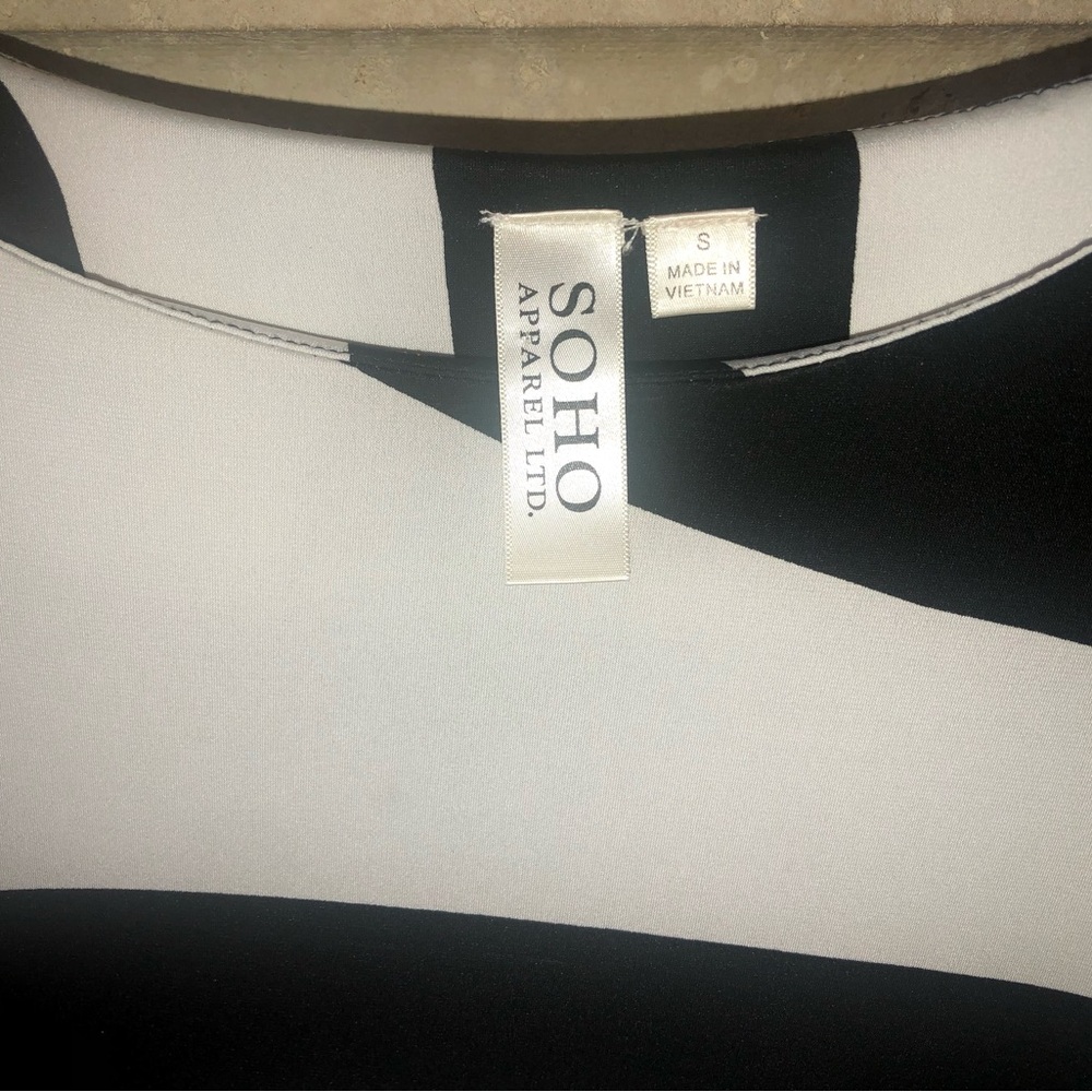 SOHO Apparel Long Slv Bold Black &White Abstract Optical Pattern Shift Midi Drss - Picture 2 of 7